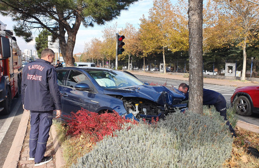 Kayseri'de ağaca çarpan otomobilde maddi hasar oluştu