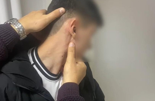 Başkasının yerine ehliyet sınavına girdiler, üzerlerinden özel düzenek çıktı