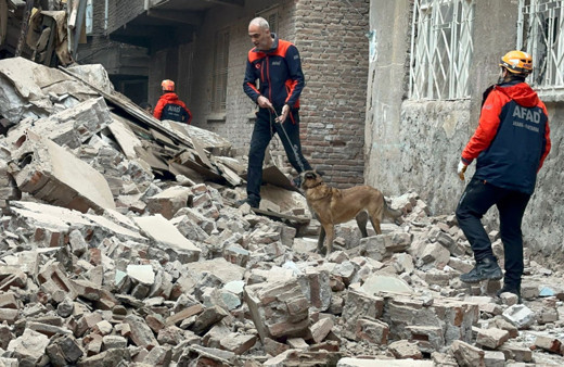Diyarbakır'da 5 katlı metruk bina çöktü! Çökme anı kamerada
