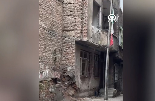 Diyarbakır’da boş bina kendiliğinden çöktü