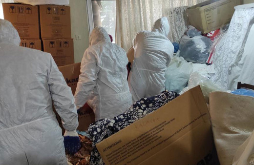 Anne oğul evde 45 ton çöp biriktirmiş!