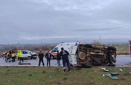 Panelvan ile otomobil çarpıştı: 1 kişi öldü, 2 kişi yaralandı!