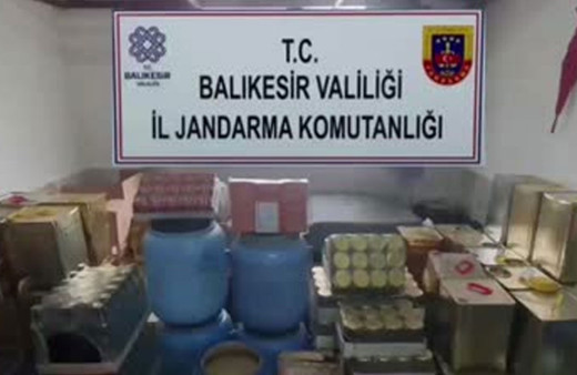 Aroma ve gıda boyası kullanarak sahte zeytinyağı üreten baba oğul yakalandı!
