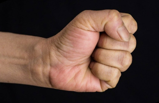 Doktora şiddet uygulayan ücretli öğretmenin görevine son verildi!