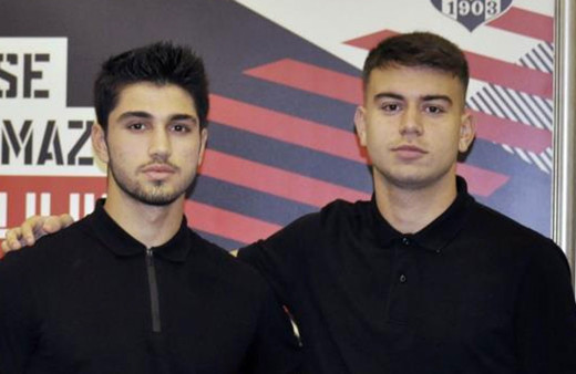 Beşiktaş'ta iki genç futbolcuyla profesyonel sözleşme imzalandı