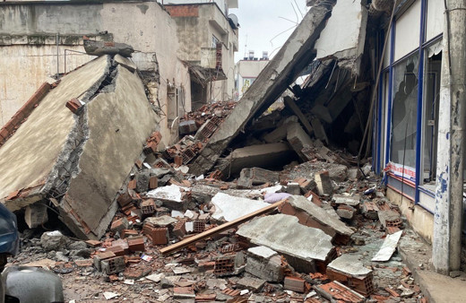 Yıkım anında ağır hasarlı bina, ev, iş yerleri ve park halindeki aracın üzerine devrildi