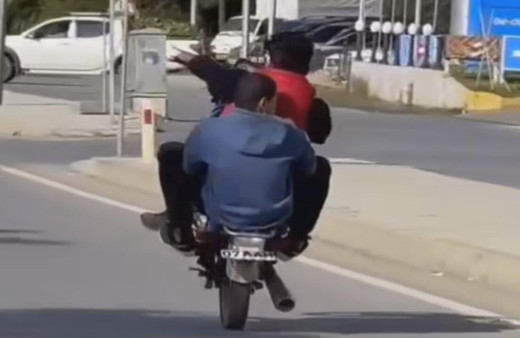 Motosikletli gençlerin tehlikeli yolculuğu diğer sürücüler tarafından görüntülendi