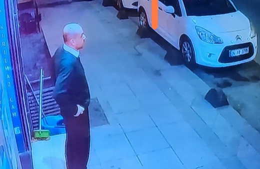 Sultangazi'de esnafın dalgınlığından faydalanıp telefonu çaldı