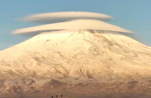 Türkiye'nin zirvesi Ağrı Dağı’nda ‘mercek bulutu’ oluştu
