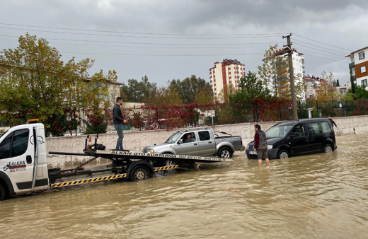 Antalya'da yağış hayatı olumsuz etkiledi, araçlar yolda kaldı