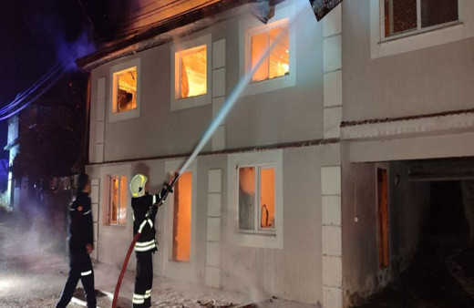 Seydikemer’de iki katlı ev alevlere teslim oldu