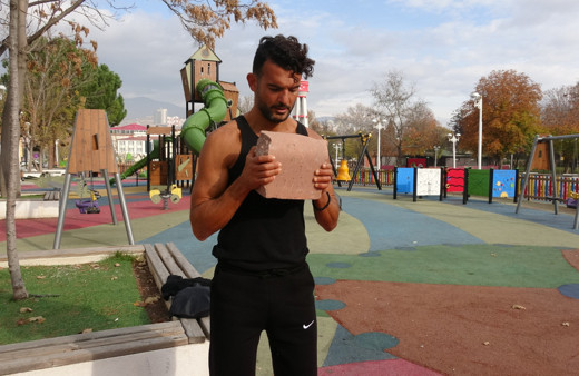 Tokatlı vatandaşın spor aşkı sınır tanımıyor, dambıl yerine taş kullanıyor