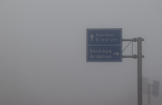 Erzurum Oltu'da yoğun sis yaşandı, sürücüler zor anlar yaşadı