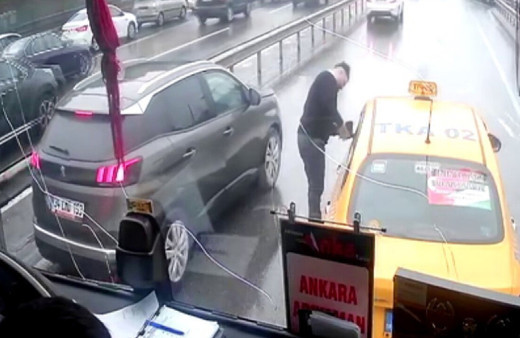 Ticari taksi şoförü 25 yolcunun hayatını tehlikeye attı