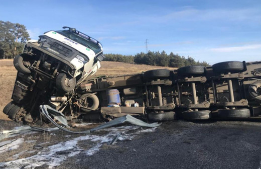Ardahan'da devrilen kimyasal toz yüklü tır yolu kapattı, ulaşım kapandı