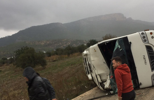 Ambulansa arkadan çarpan otobüs devrildi