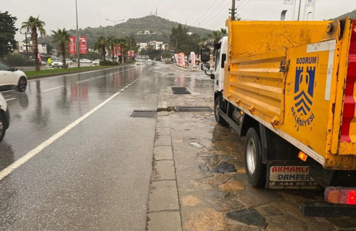 Bodrum'da belediye ekipleri yağmur mesaisinde