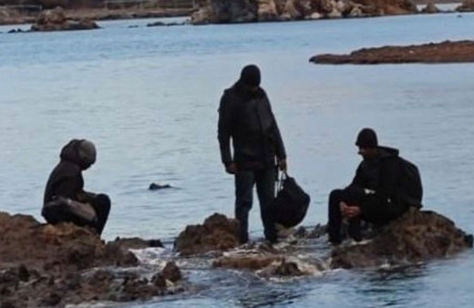 Botları batan göçmenler Deniz Polisine yakalandı!