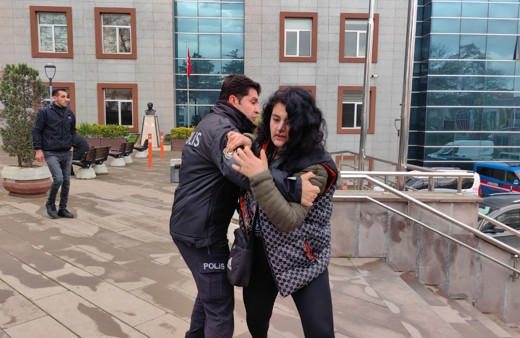 Tutuklanan hırsız gazetecilere saldırdı