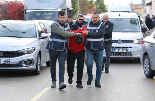 Adana'da anahtarlık şeklinde suikast tabancası ele geçirildi