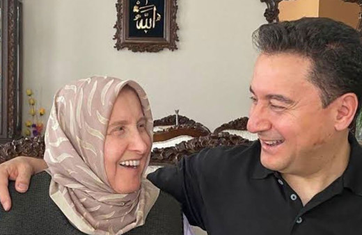 Ali Babacan'a acı üstüne acı! 1 ay içinde babasından sonra annesi de vefat etti