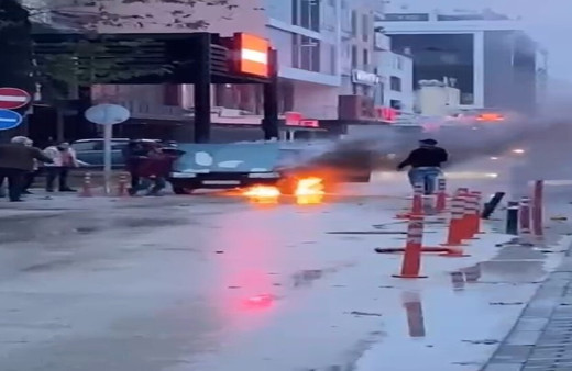 Bursa’da seyir halindeki otomobil alevlere teslim oldu