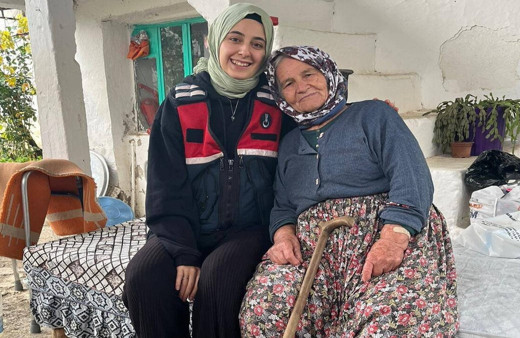 Jandarma ekipleri vefa örneği sergiledi, yaşlıları unutmadılar