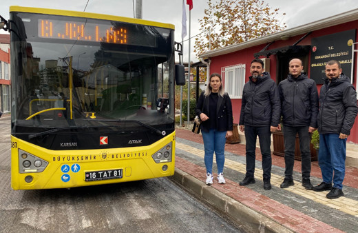 Mahalleye 5 yıl sonra gelen otobüsü böyle karşıladılar