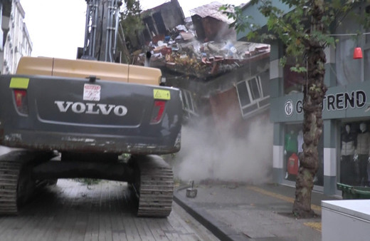 Yağmur nedeniyle kayan ağır hasarlı bina, birkaç darbeyle yerle bir oldu