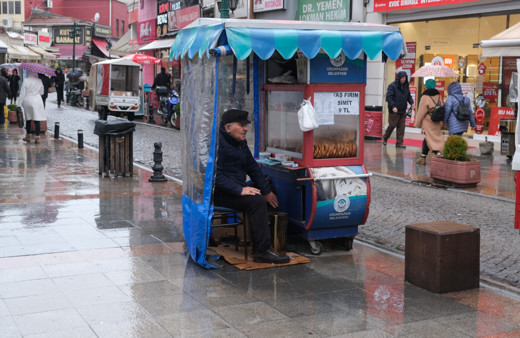 Esnaflar yağmura rağmen ekmek parası peşindeler