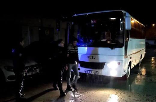 Polisin bastığı dairede 17 kaçak göçmen yakalandı!