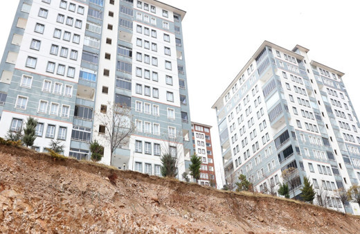 Elazığ’da istinat duvarı kısmen çöktü