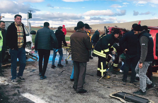 Hafif ticari araçla çarpışan otomobilin sürücüsü öldü