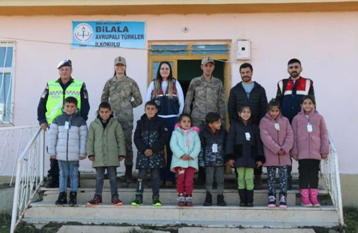 Muş’ta Mehmetçik 210 öğrenciye mont ve bot dağıttı