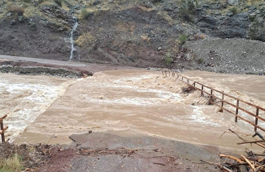 Adıyaman'da dere taştı, köprü suda kayboldu!