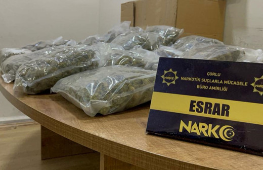 Manavdaki meyve kasalarının altında 15 kilo esrar çıktı!