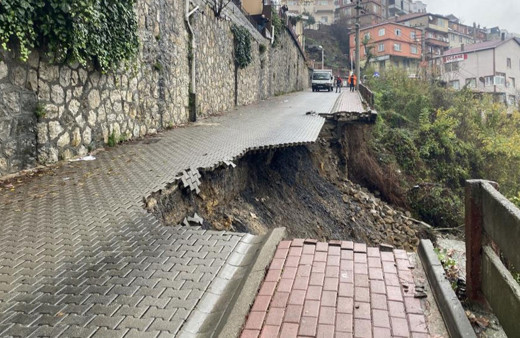Zonguldak'ta heyelan oldu, hastane yolu trafiğe kapatıldı