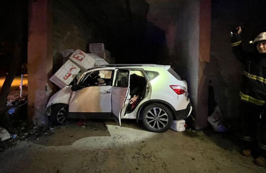 Hızını alamayan otomobil evin deposuna daldı: 1 yaralı!
