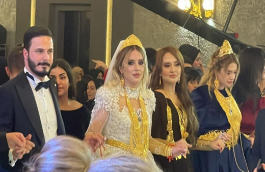 Aşiret düğününde geline takılan altın ve paralar dudak uçuklattı