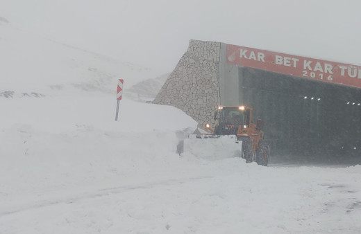 Çığ nedeniyle kapanan Van-Bahçesaray karayolu ulaşıma açıldı