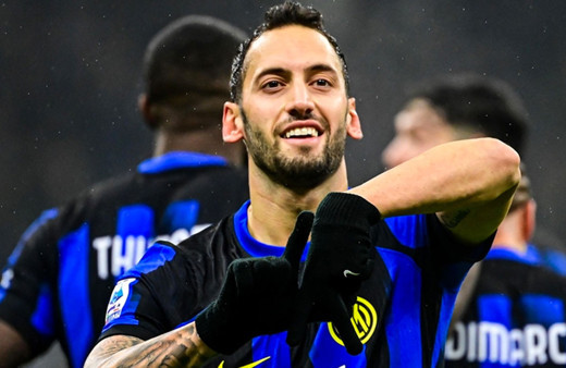 Hakan Çalhanoğlu 1 gol 1 asistle yıldızlaştı Inter farka gitti