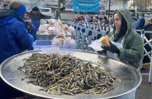 İstanbul'da hamsi fetsivalinde 3 ton hamsi dağıtıldı!