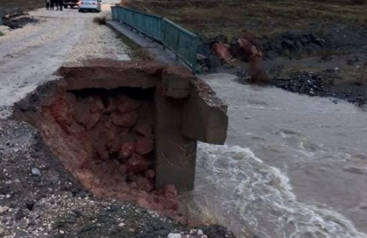 Aşırı yağış sonrası köprü de göçük meydana geldi