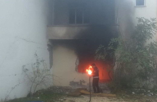 Ağır hasarlı binada yakılan araç lastiği korkuttu