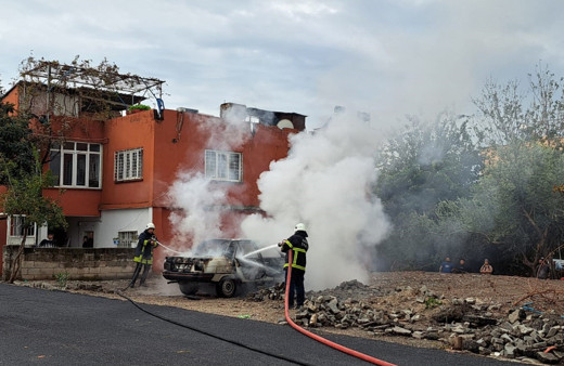 Hatay'da park halindeki otomobil alev alev yandı