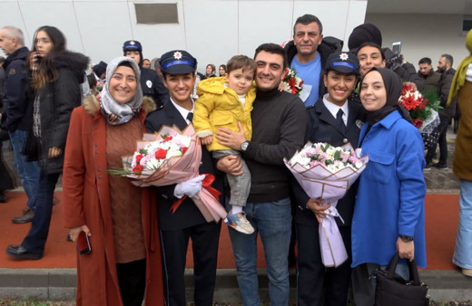 Abla kardeş hayallerindeki polislik mesleğine aynı sıralarda kavuştu