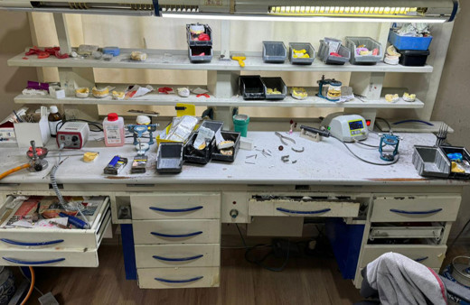 Adana'da kaçak diş laboratuvarına operasyon: 7 zanlı yakalandı!