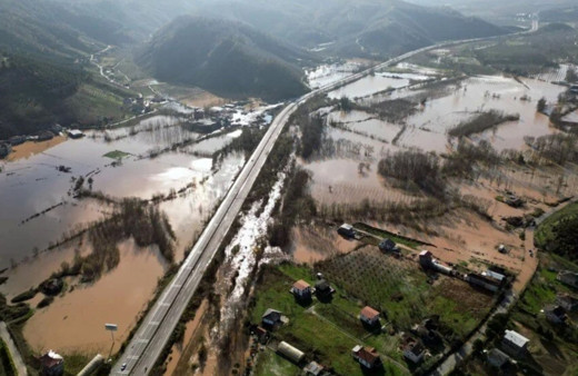 Sakarya'yı sel vurdu: Dereler taştı, yollar su altında kaldı