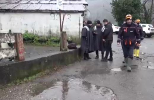 Toprak altında kalan anne ve oğlunu kurtarma çalışmaları devam ediyor