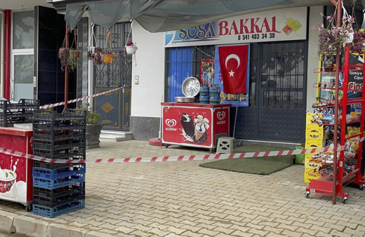 Uşak'ta bakkala giren vatandaşlar korkunç manzarayla karşılaştı
